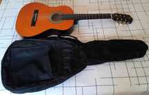 Guitarra clássica acústica com pouco uso