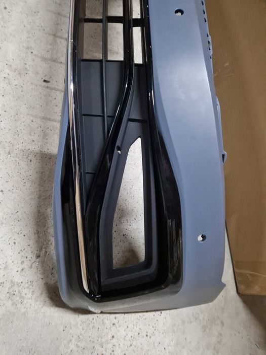 Передний бампер (стиль R-Line) на Volkswagen Passat B8 2014-2019 года.