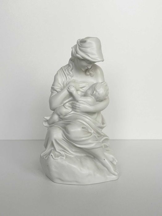 Herend. Piękną figura. Matka karmiąca dziecko.