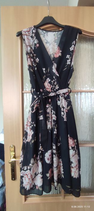 Czarna sukienka w kwiaty