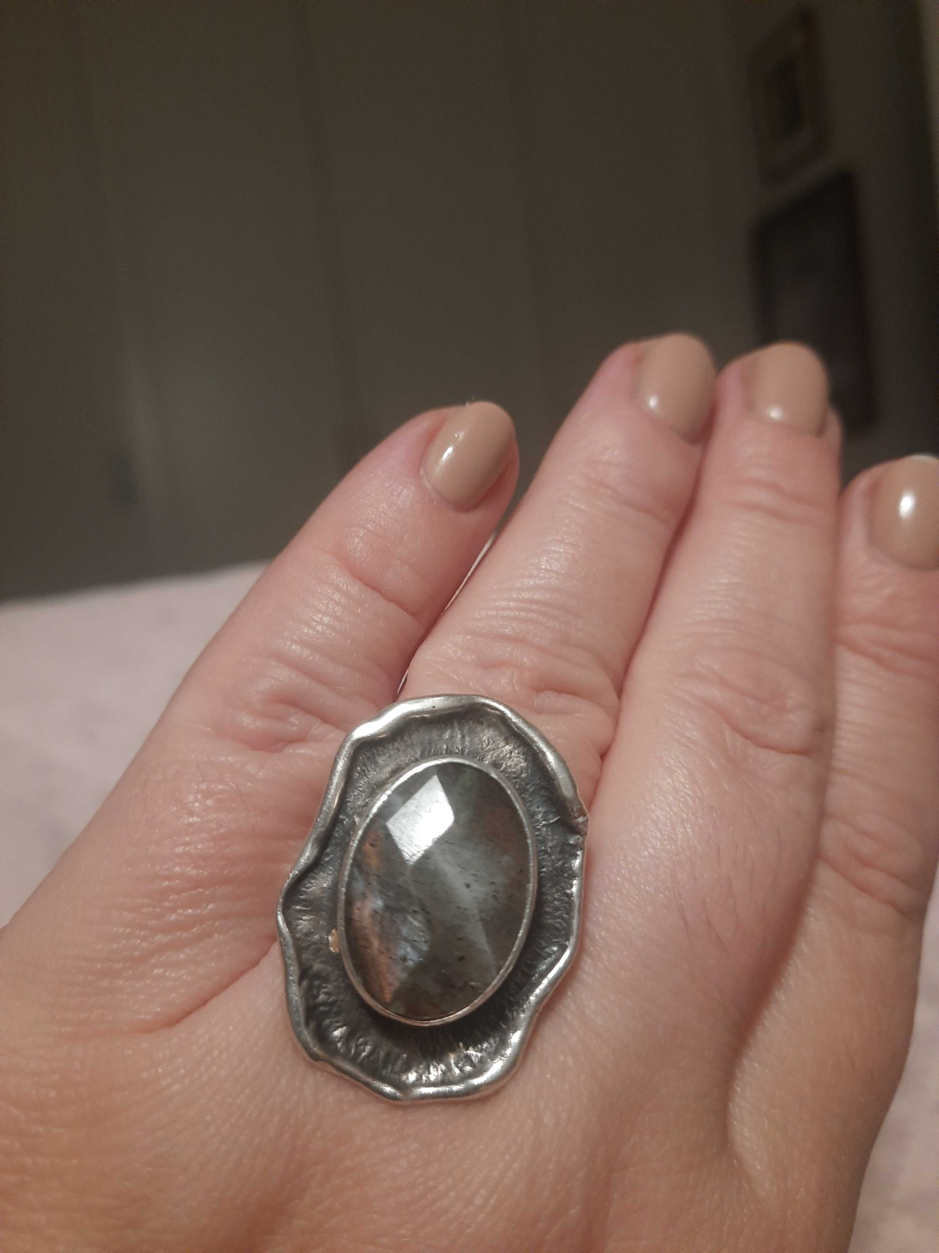 Srebrny pierścionek z labradorytem