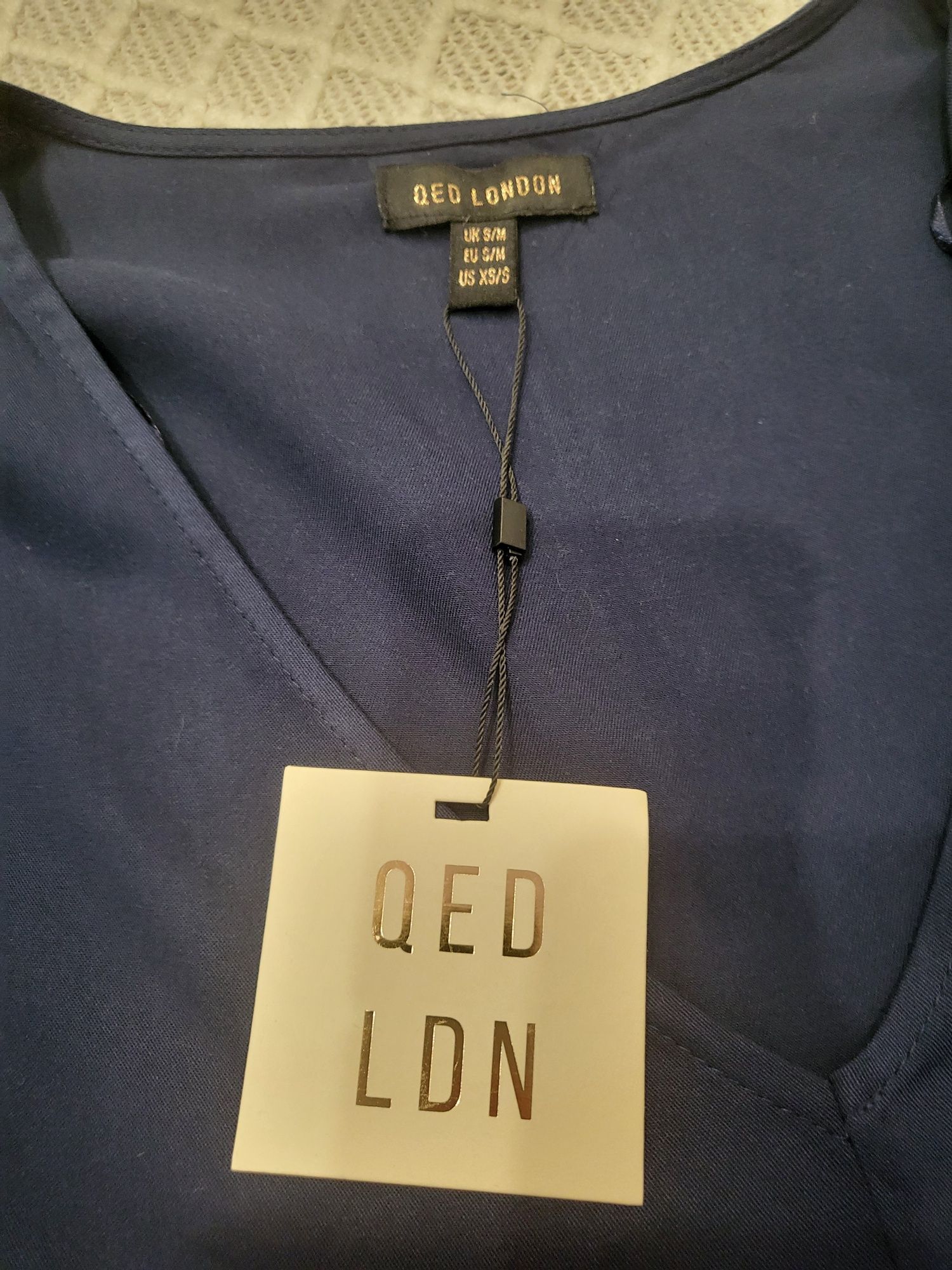 Натуральное синее ярусное миди платье Qed London
