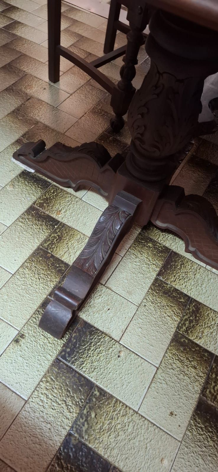 Mesa madeira maciça com  8 cadeiras 8 cadeiras