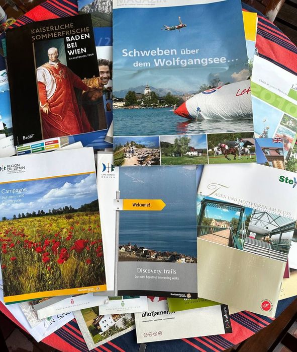 Каталоги путеводители брошури карти