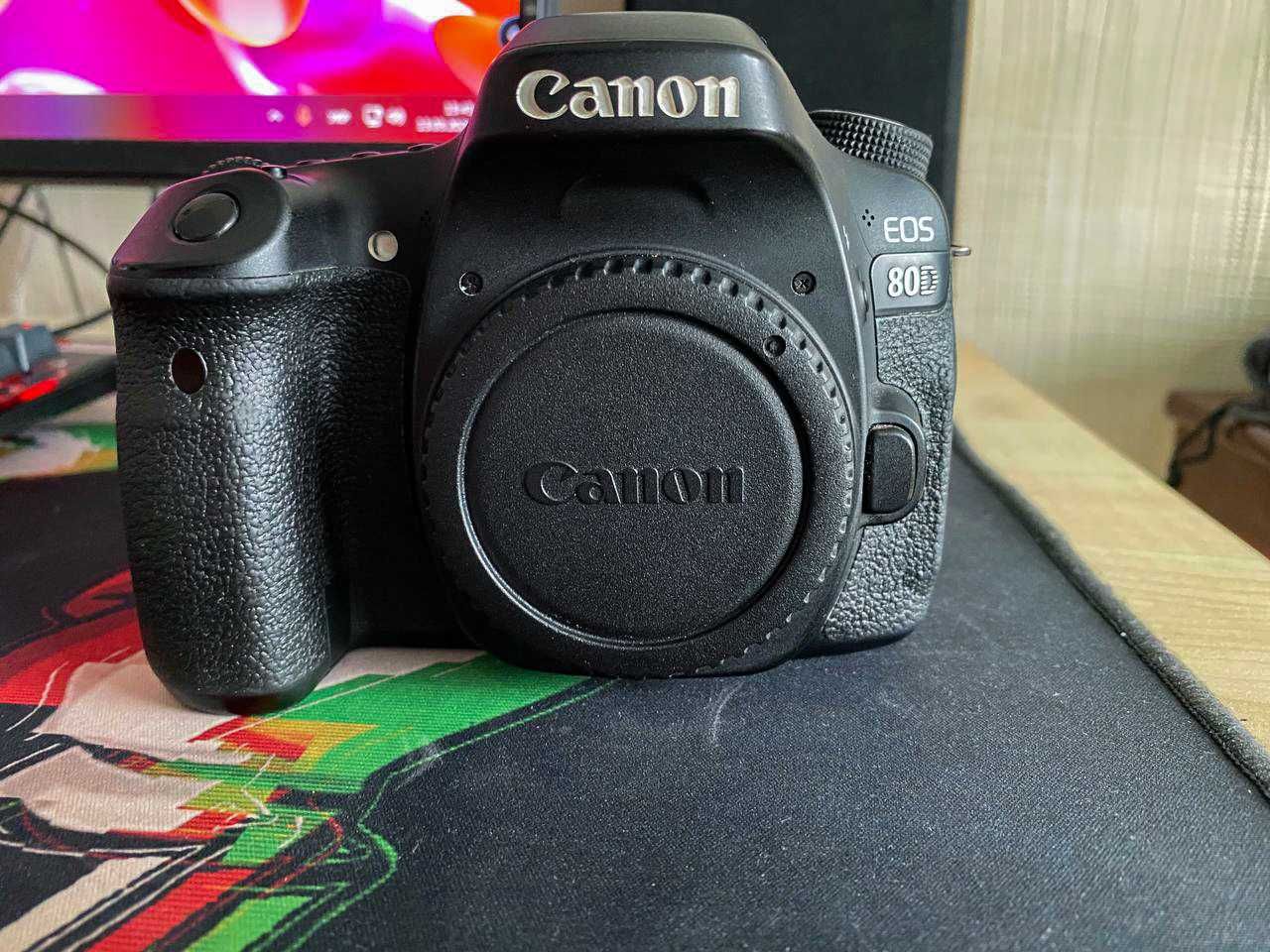Цифровий дзеркальний фотоапарат Canon EOS 80D (body) + комплект