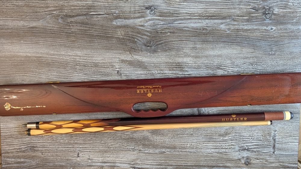Професійний кий для біл'ярду Hustler в чохлі з червоного дерева