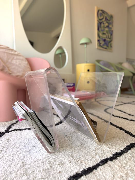 porta revistas em acrílico transparente