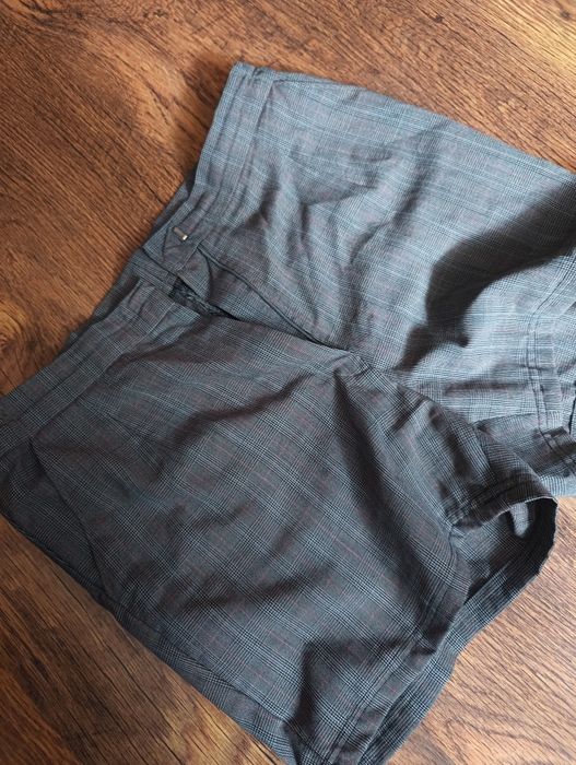 Krótkie spodenki w kratkę