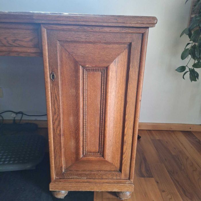 stare biurko z klimatem