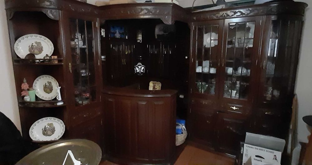 Móvel cristaleira em nogueira