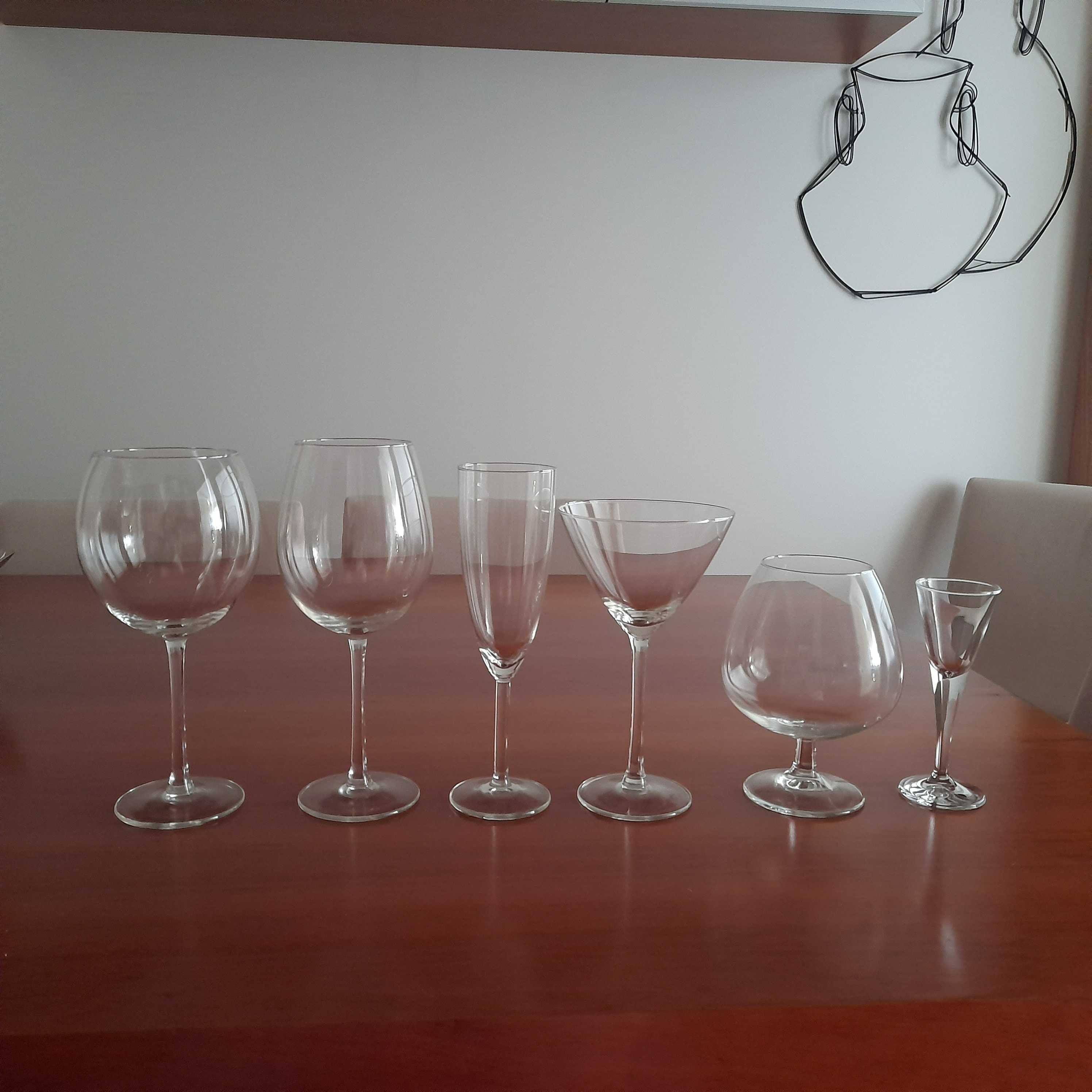 Elegante conjunto de copos de vidro de pé alto