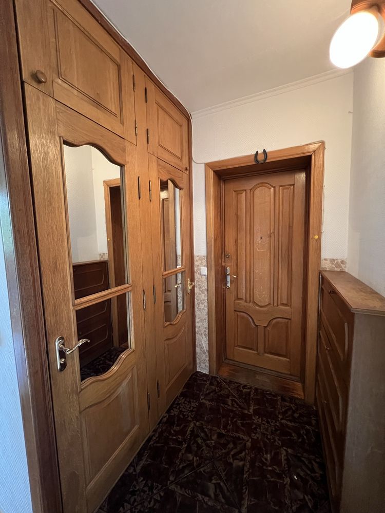 Продам 5 кімнатну квартиру,Варшавський ринок вул.Кравчука