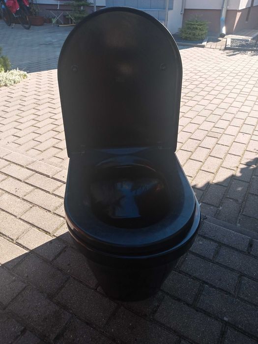 Miska ustępowa czarna z deską