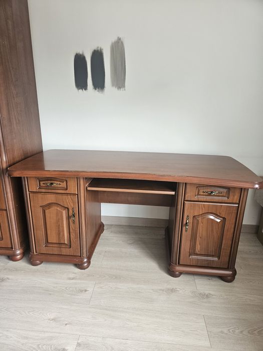 Komplet mebli z rzeźbionymi frontami