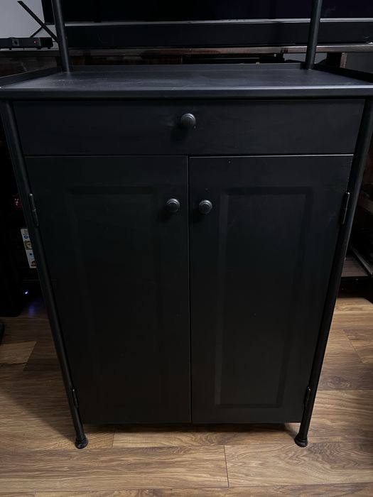 Czarna metalowa szafka z lustrem IKEA KORNSJO