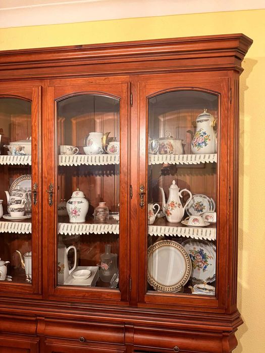 Aparador/Vitrine de sala em Madeira Maciça