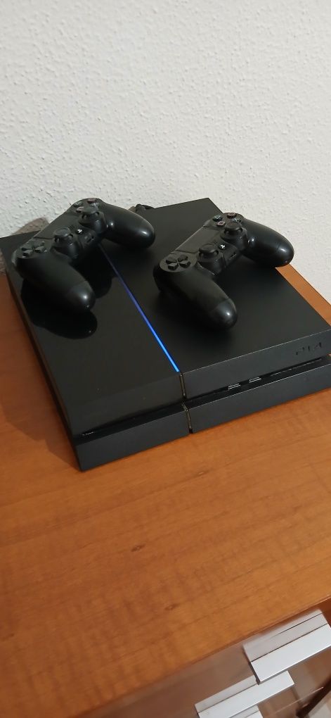 Ps4 com  2 comandos originais