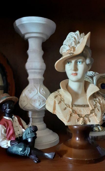 Estatueta Marfinite Busto Dama Antiga peça de Alain Giannelli
