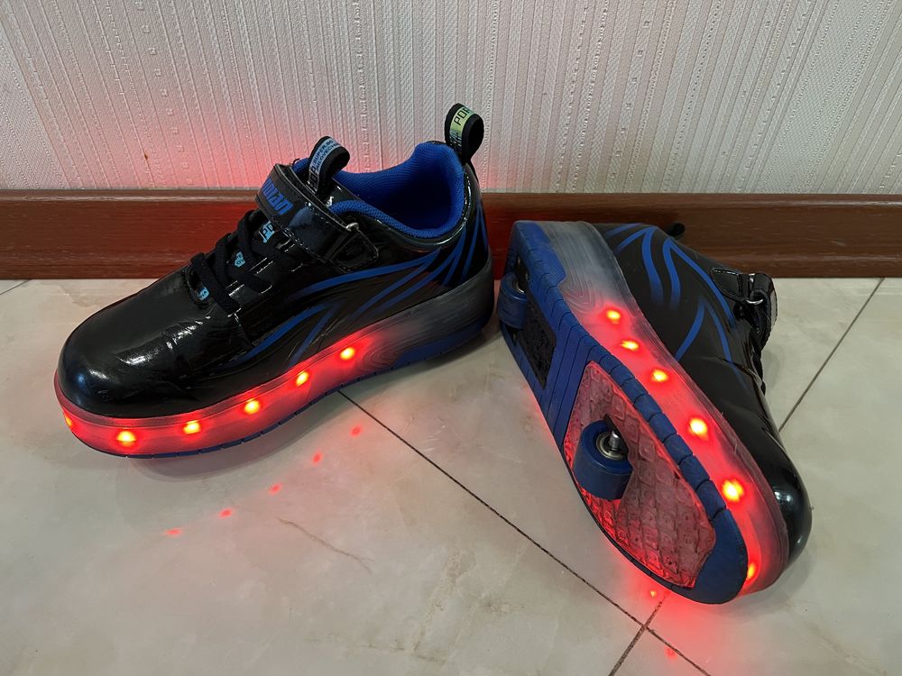 Роликовые кроссовки с LED подсветкой
