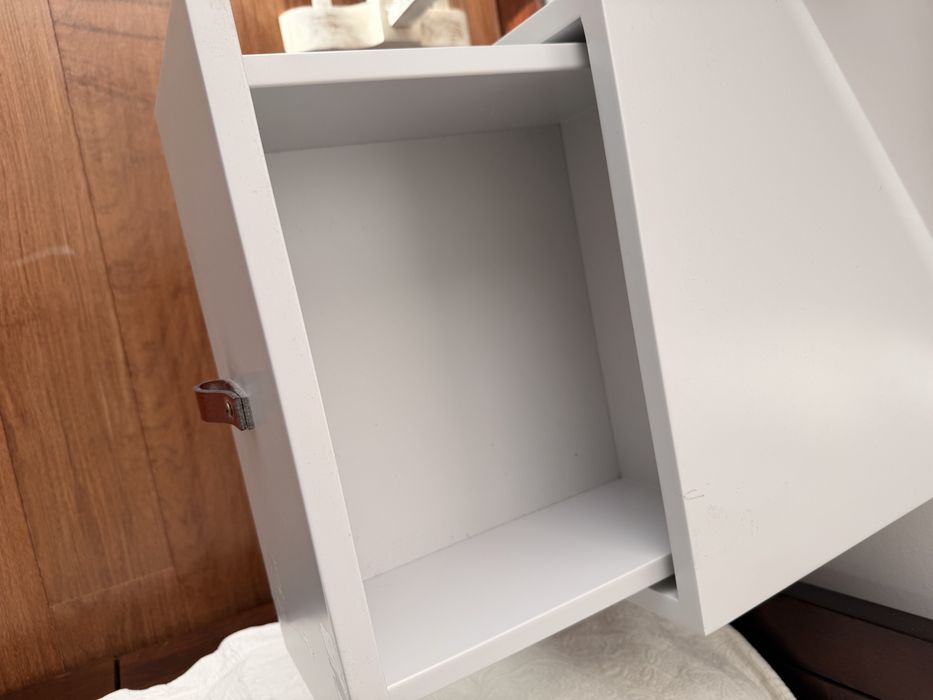 2 mesas se cabeceira marca Kenay Home