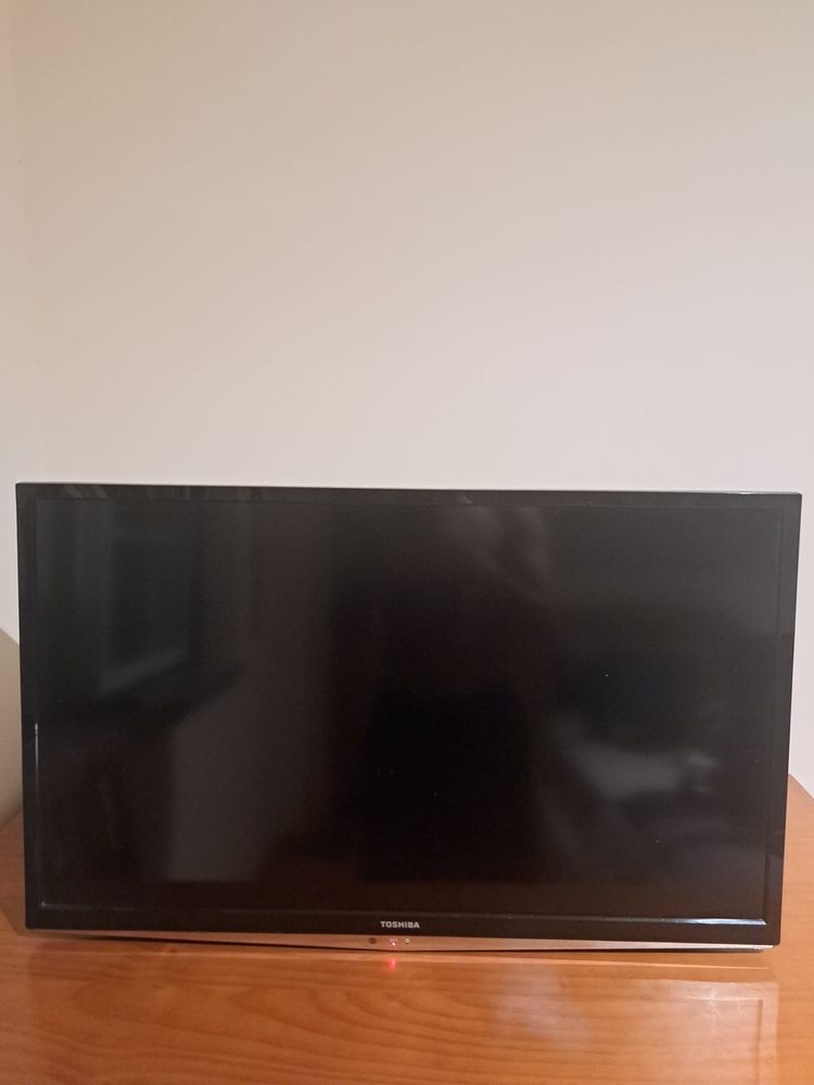 Tv toshiba 32 “. Com comando