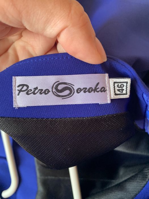 Сукня кольору електро