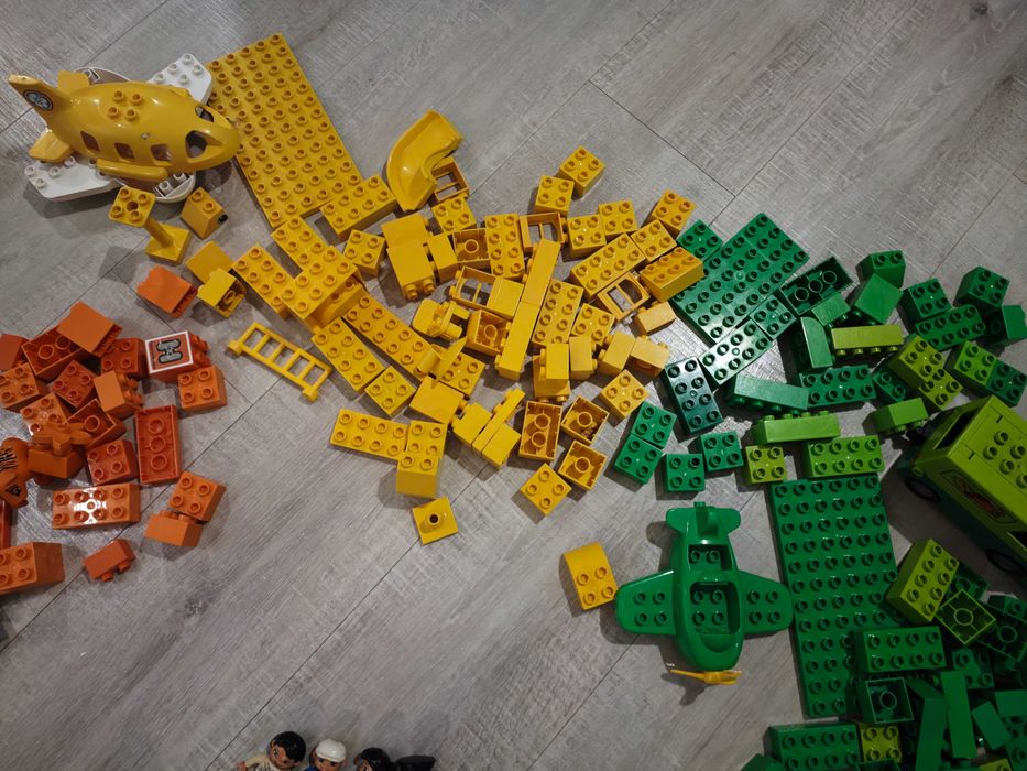 Duży zestaw LEGO DUPLO - setki elementów + figurki – godziny zabawy!