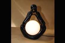 Czarna ceramiczna lampa - zamyślony mężczyzna, człowiek