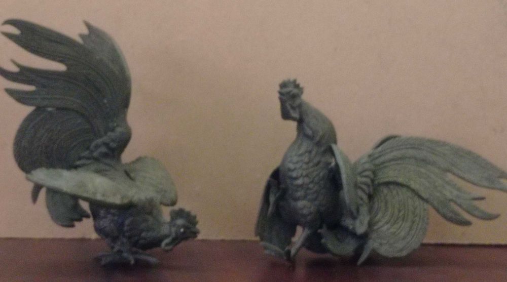 Antigas e raríssimas peças em metal (simulação de luta de galos)