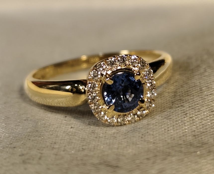 Золотое кольцо с натуральным кашмирским сапфиром и бриллиантами