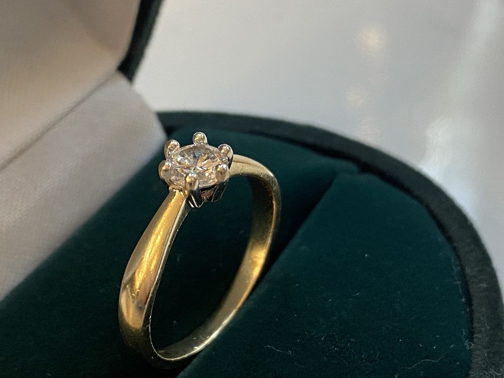 Złoty pierścionek z brylantem 0,40ct p.585
