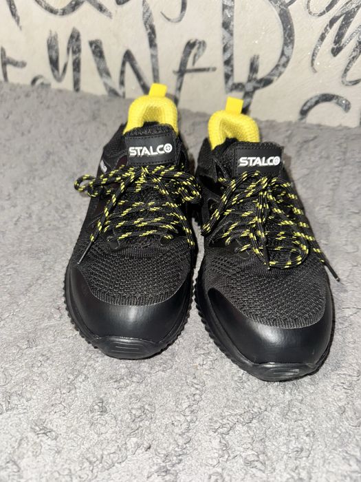 Кросівки жіночі, з захистом для пальців