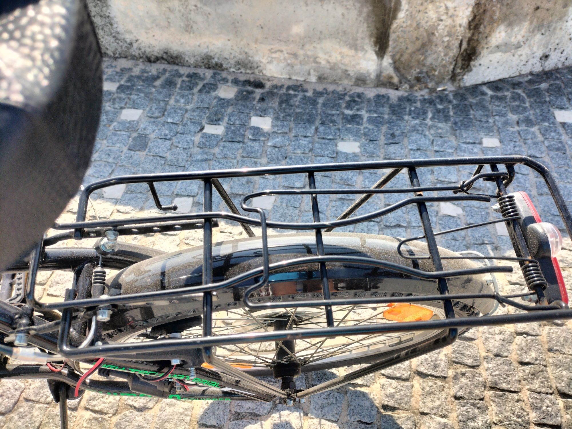 Bicicleta rapaz com porta-alforges
