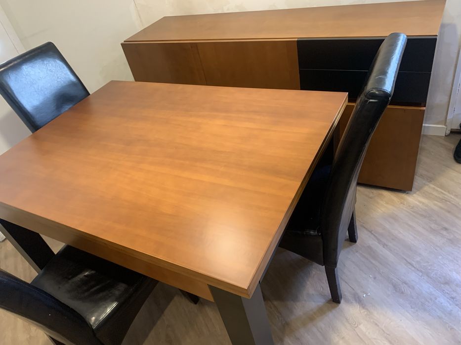 Mesa de sala e aparador