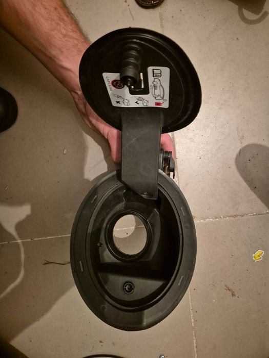 otwieranie wlewu baku paliwa Chrysler Pacyfica 2018 hybryda