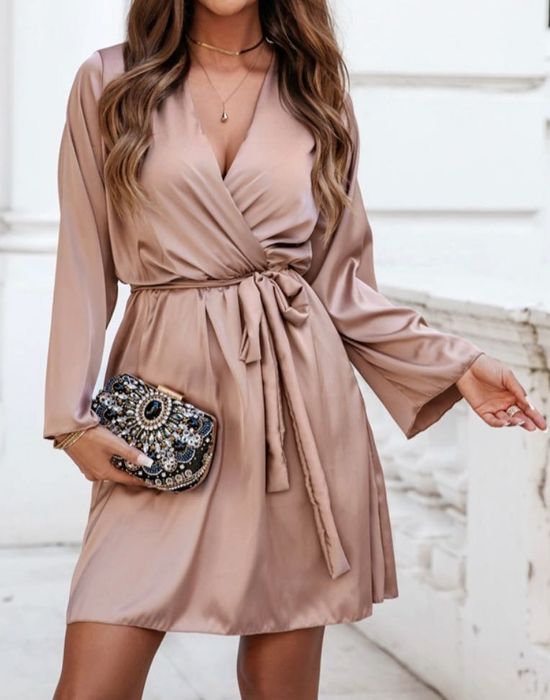 Beżowa satynowa sukienka z przekładanym dekoltem i paskiem Pakuten