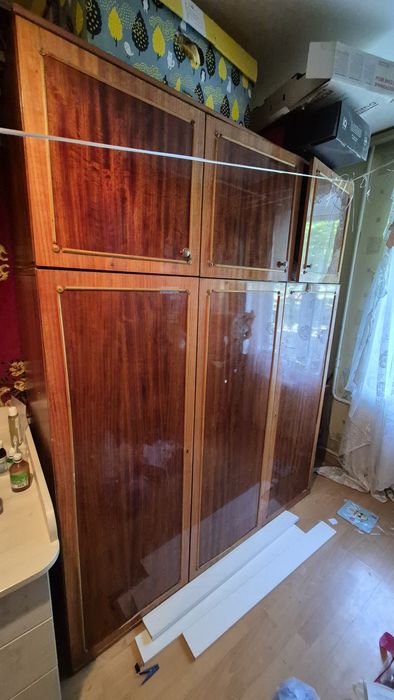 Шкаф з гарною вмісимістю. Бу, але в гарному стані