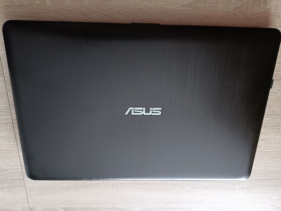 Laptop ASUS i5 7 Gen 8 GB Win 10 256 GB SSD