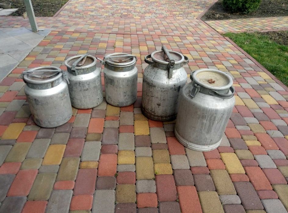 Продам бідони, ємкості різні.
