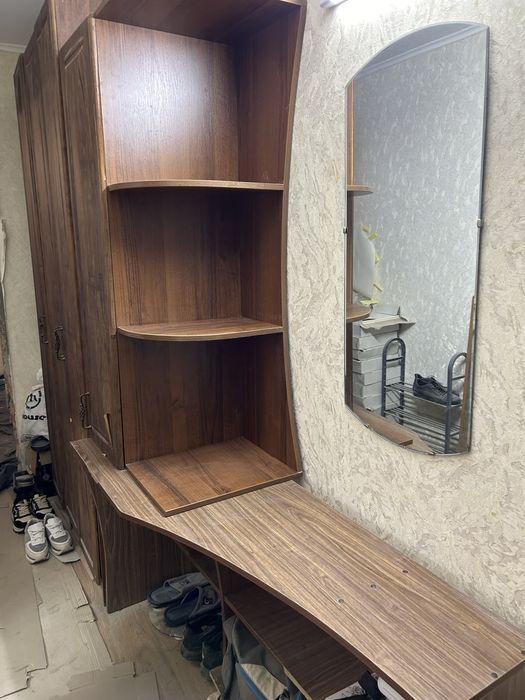 Містка шафа для одягу