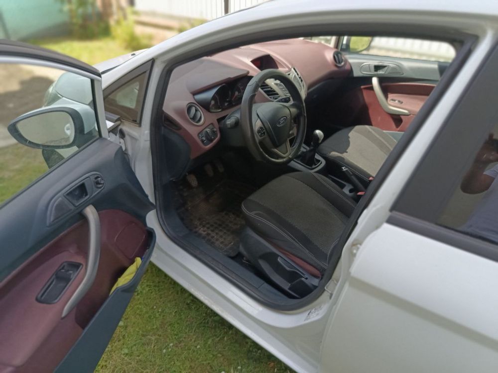 Ford fiesta 2009 р біла , на ходу , вам не треба іі ремонтувати