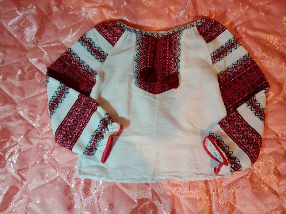 Вишитий костюм на дівинку