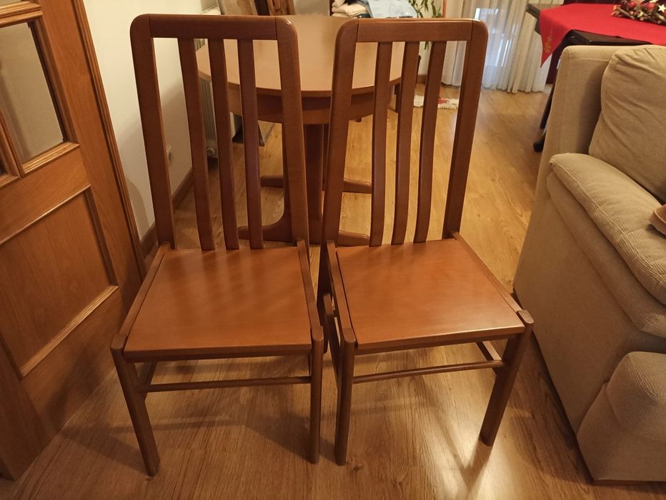 Mesa e cadeiras de cerejeira