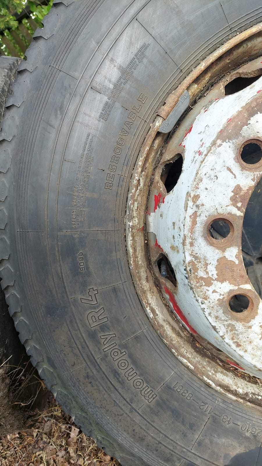 Felgi stalowe 22,5″ z oponami ciężarowymi – 5 szt.