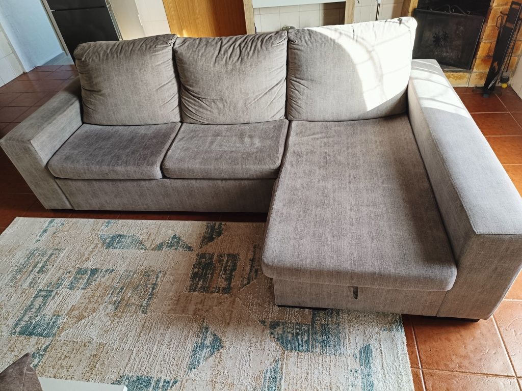 Sofá cama e bau.