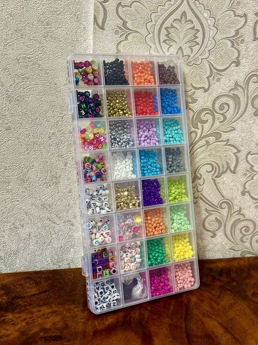 Набір бісеру та намистин для виготовлення браслетів та прикрас