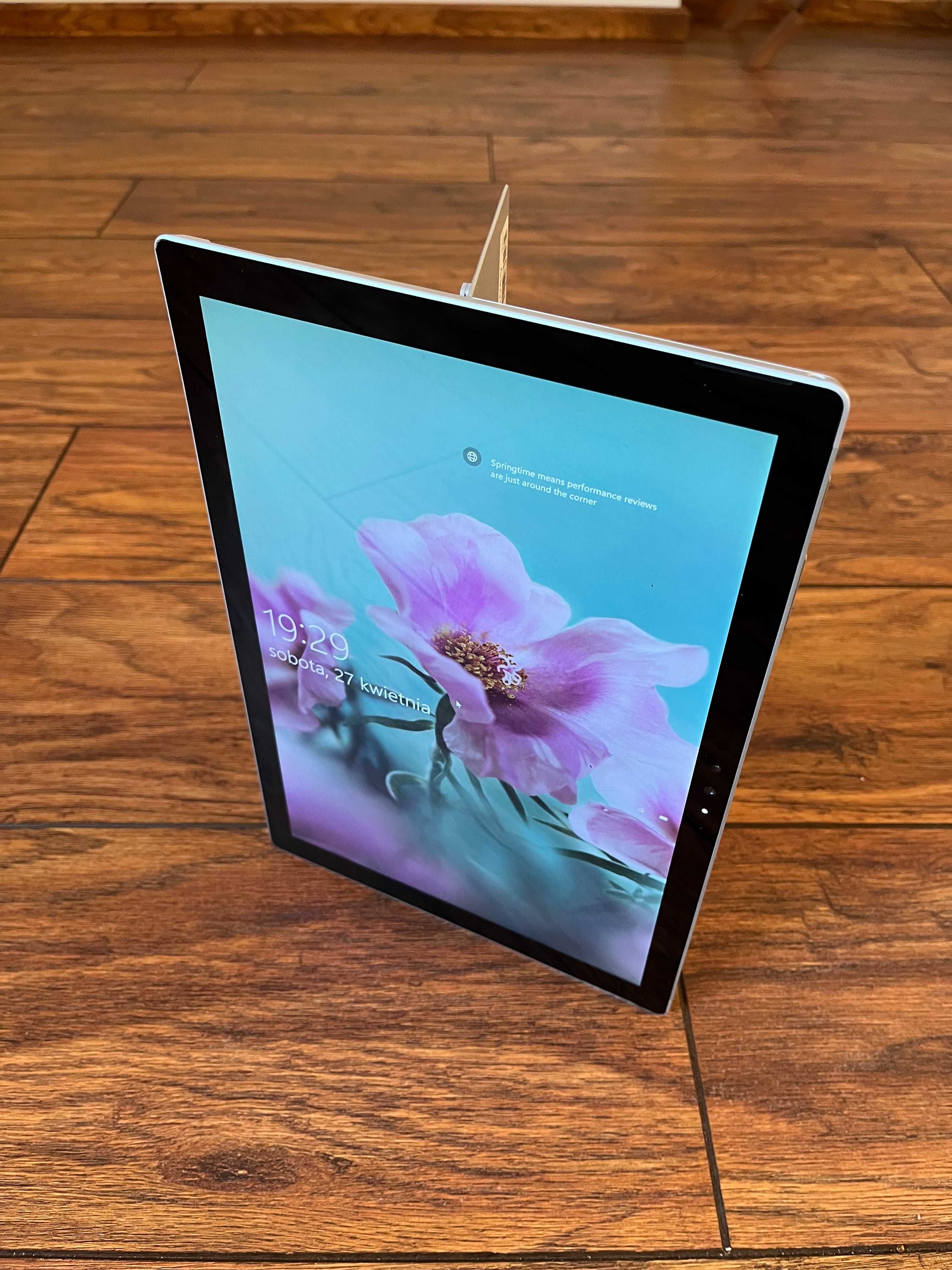 Surface Pro 4, i7 16GB RAM, 250GB SSD + stacja dokująca + kable + etui