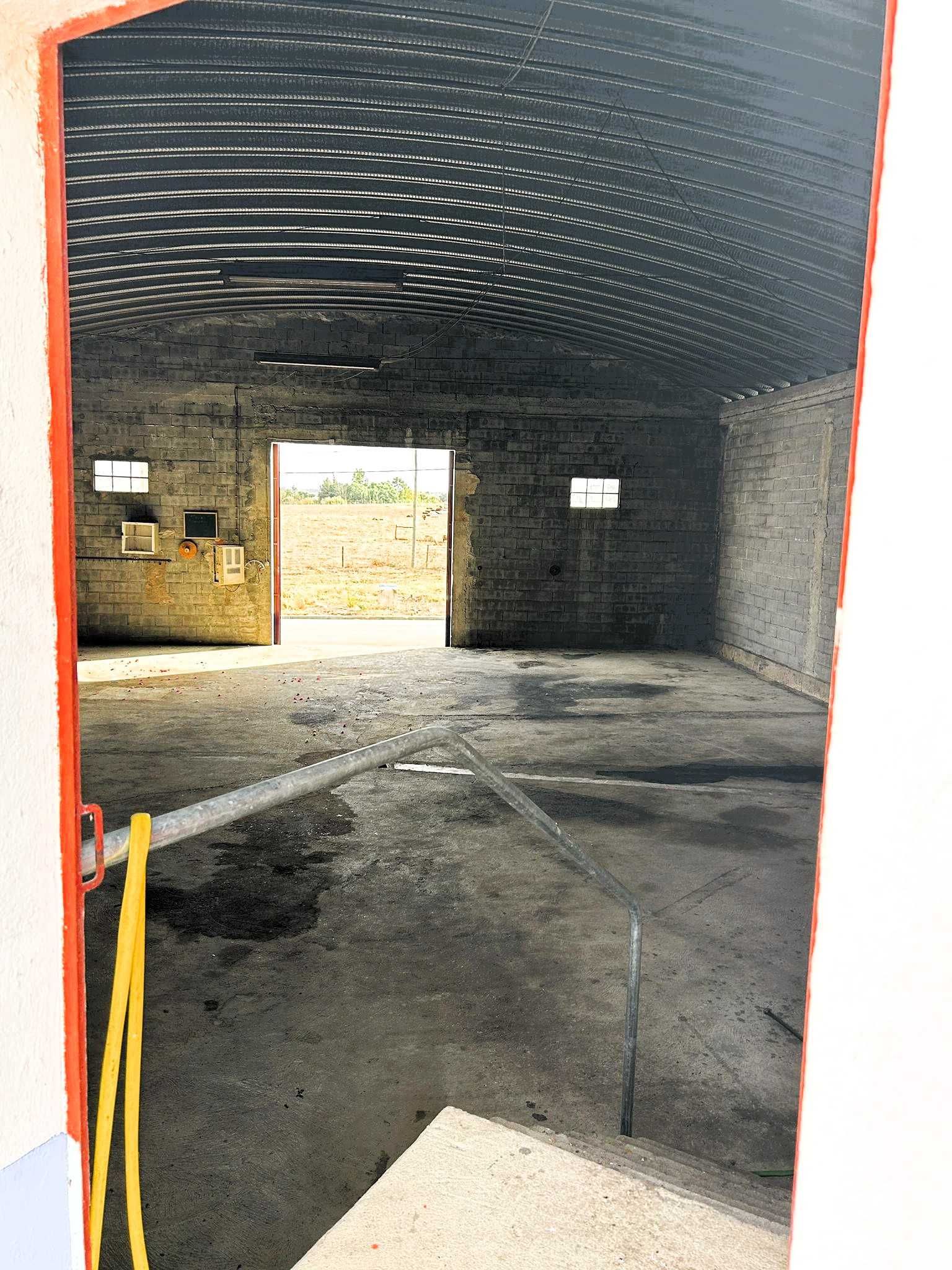 Aluga-se Conjunto de Armazéns Amplos Perto do Centro de Grândola