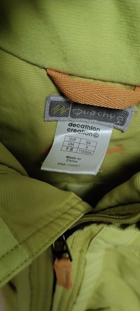 Casaco com capuz Quechua . Para 6 anos. Impermeável e quente.