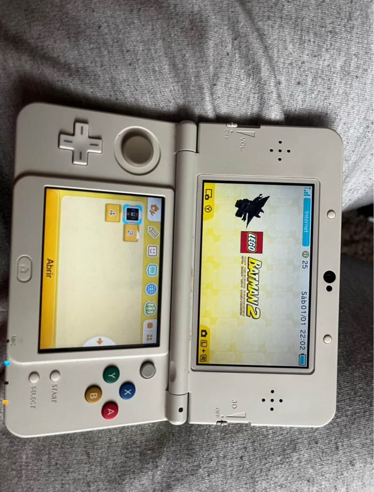 Nintendo 3ds ediçao ilimitada traz a bolsa dele e o carregador dele